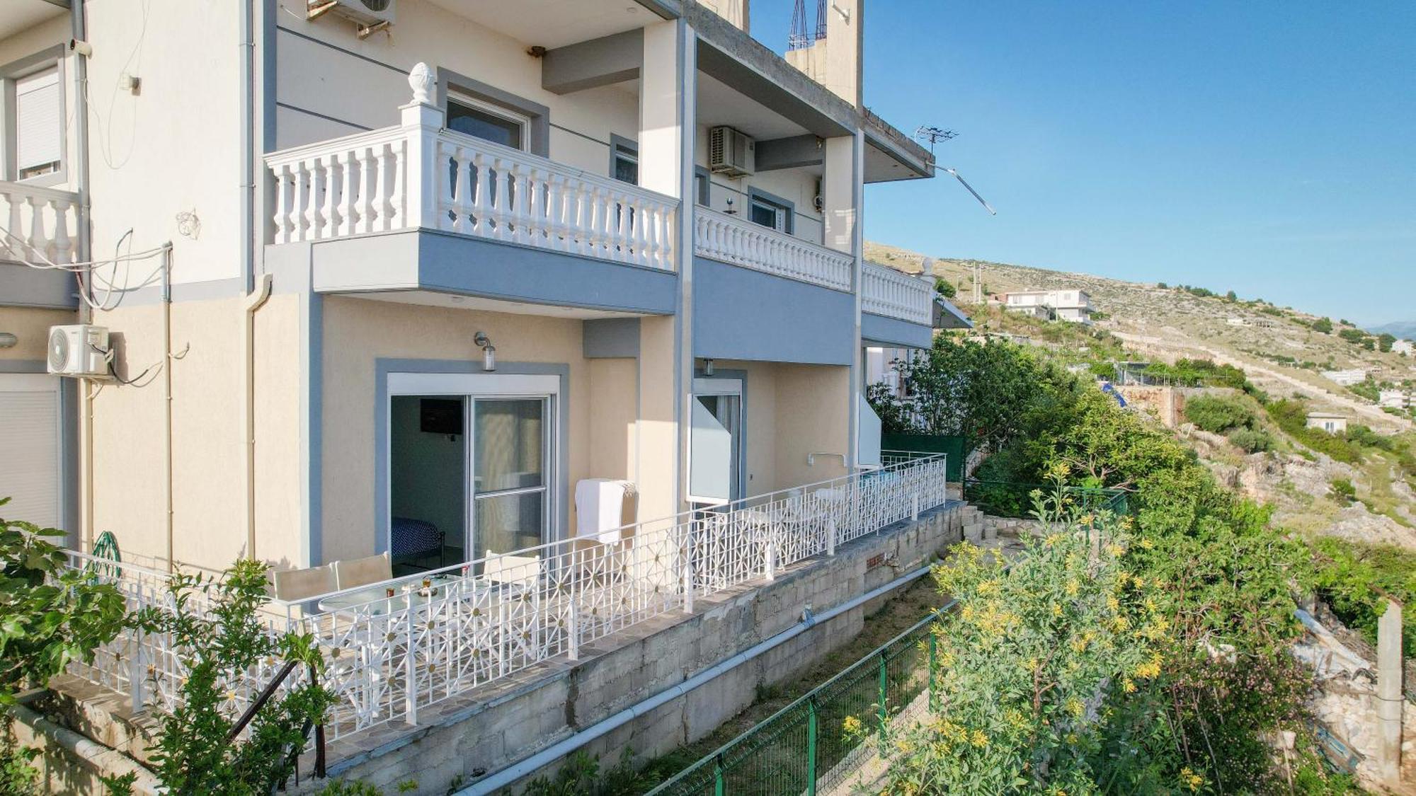 Vila Shakaj Sarandë エクステリア 写真